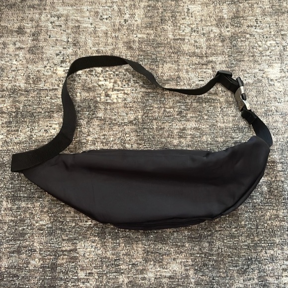 Adjustable black fanny pack - Picture 2 of 5